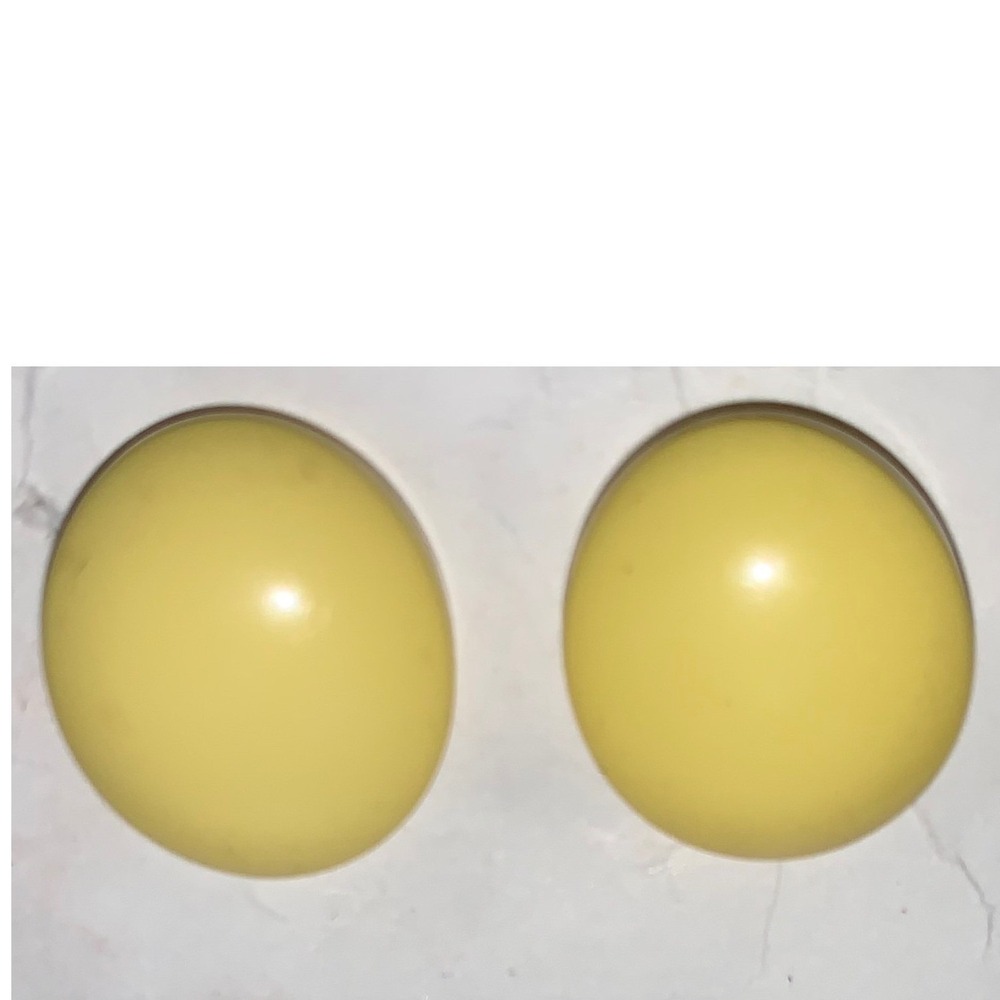 Vintage Style Pastel Yellow Dome Stud Earrings Retro 80s Mod Resin Round Studs